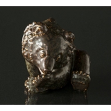 Sitzender Bär leckt seine Pfote, Bing & Gröndahl Steingut Figur Nr. 7188