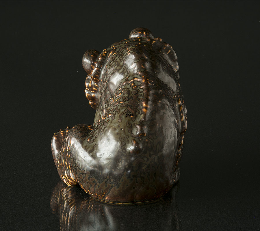 Sitzender Bär leckt seine Pfote, Bing & Gröndahl Steingut Figur Nr. 7188