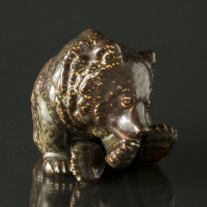 Sitzender Bär leckt seine Pfote, Bing & Gröndahl Steingut Figur Nr. 7188