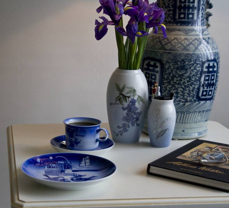 Vase mit Glyzinien, Bing & Gröndahl Nr. 72-251