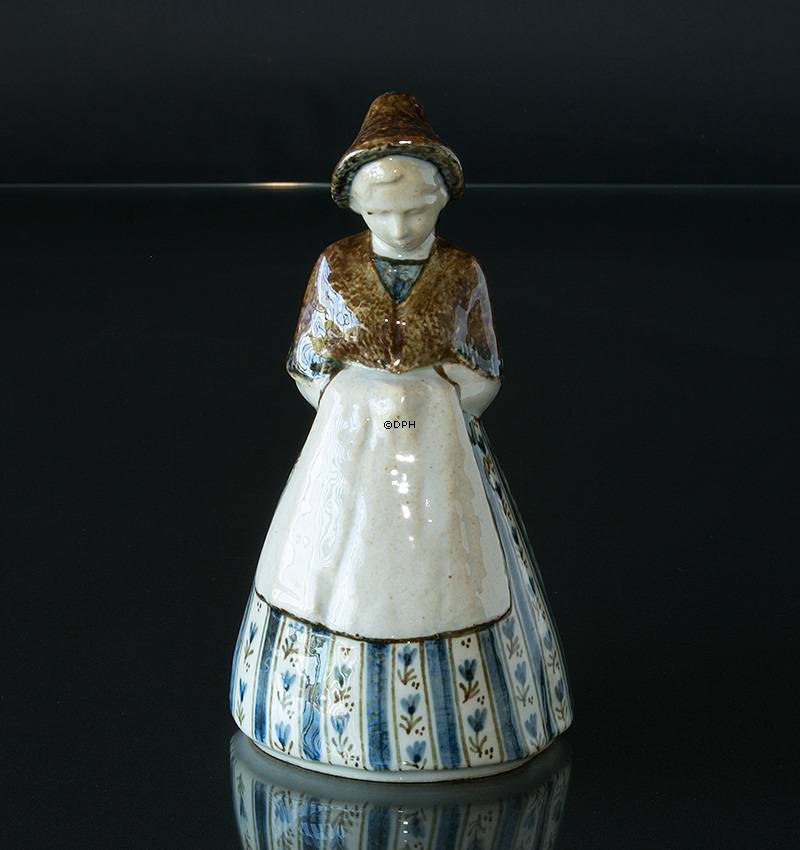 Frau in Tracht, Bing & Gröndahl Keramikfigur Nr. 7205