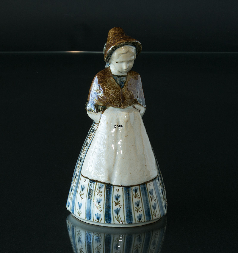 Frau in Tracht, Bing & Gröndahl Keramikfigur Nr. 7205