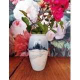 Vase mit Fichtenbäumen in einer Winterlandschaft, Bing & Gröndahl Nr. 8325-254