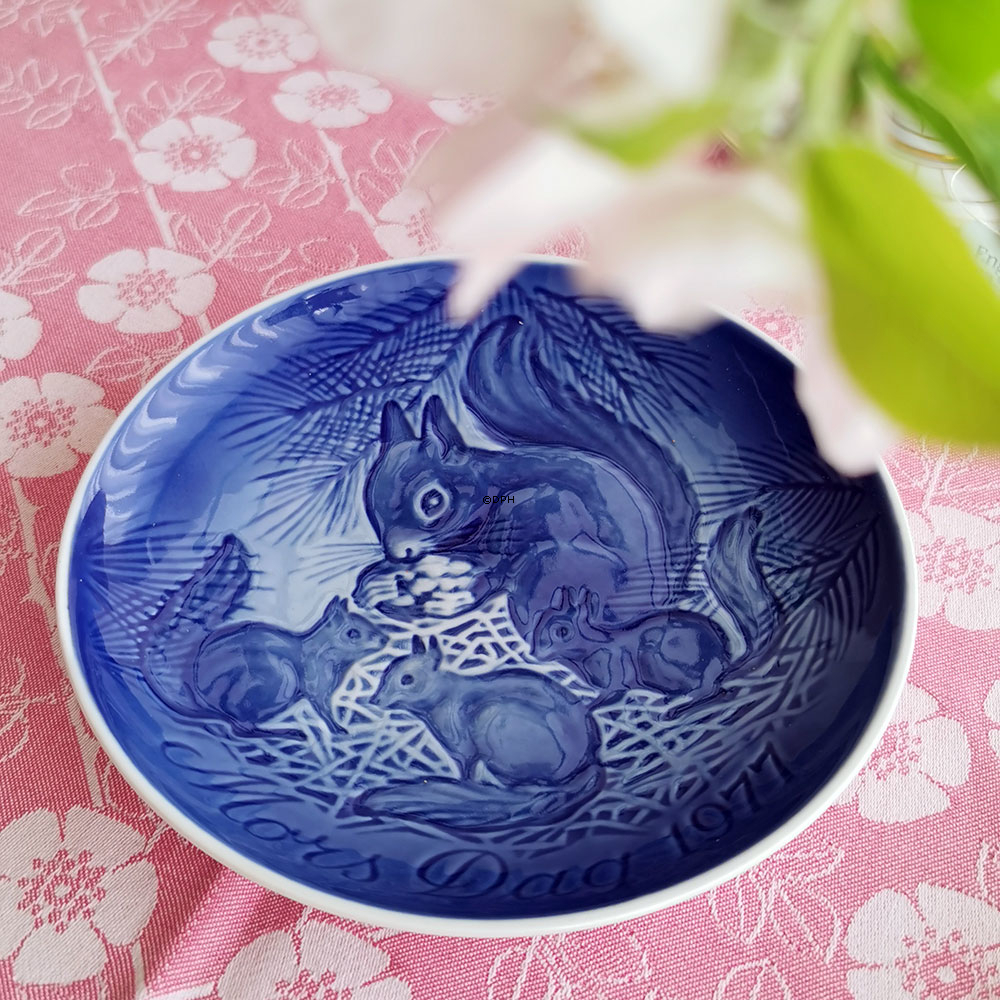 Eichhörnchen mit Jungen 1977, Bing & Gröndahl Muttertagsteller