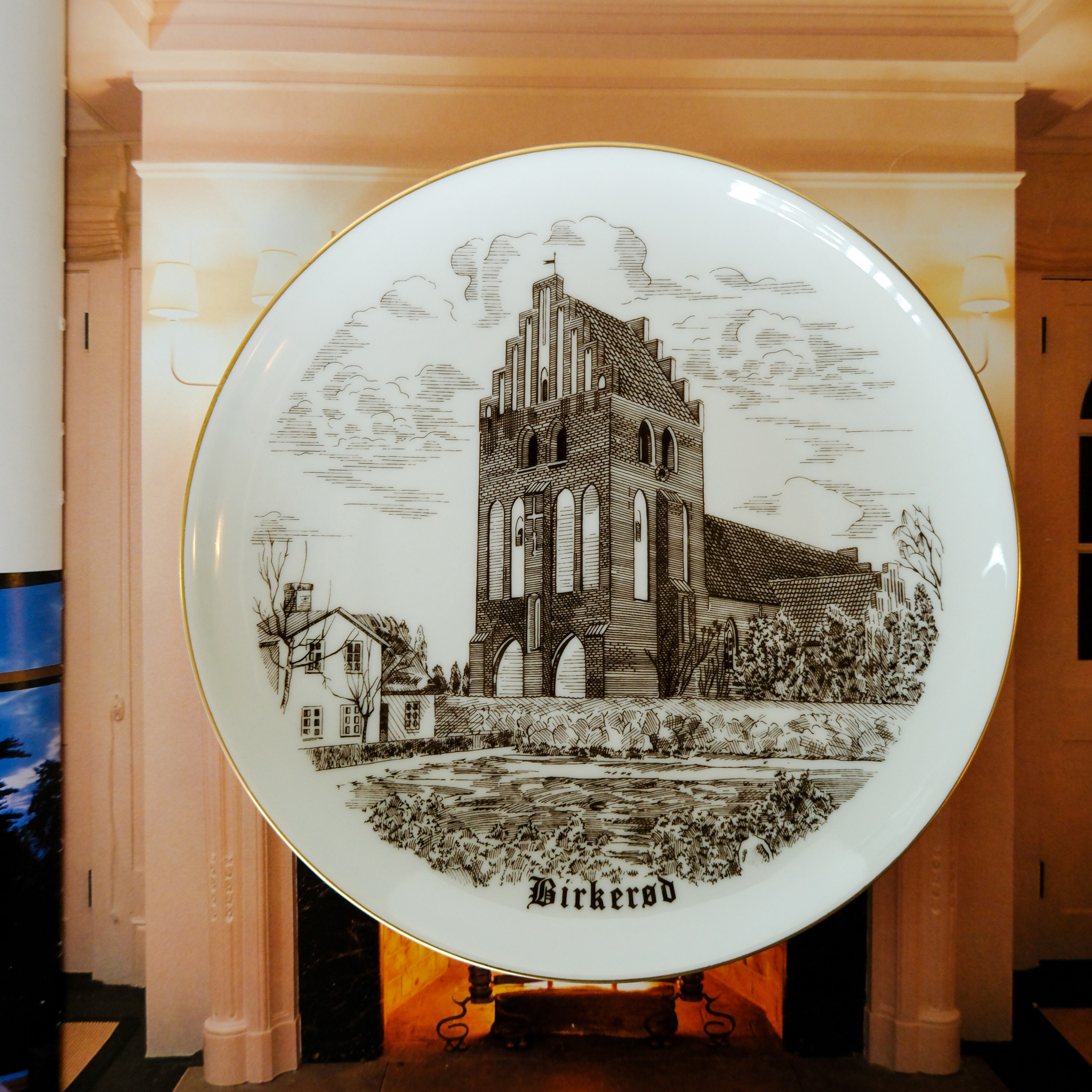 Birkerød Kirche Teller, Zeichnung in braun, Bing & Gröndahl