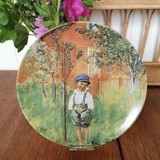 Teller Nr. 2 in der Serie "Die Kinder in Sundborn", Esbjörn an seinem Apfelbaum