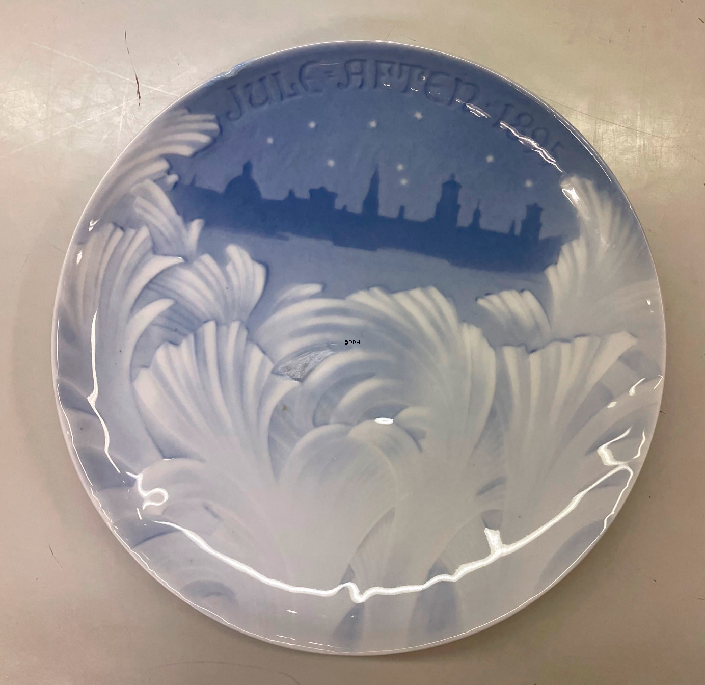 Bing & Gröndahl Weihnachtsteller 1895, hinter dem gefrorenen Fenster 1895, mit DEFEKT repariert