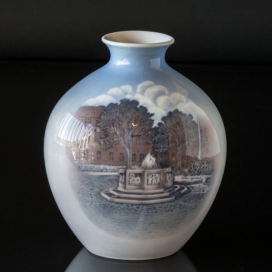 Vase mit Stadtbild mit Brunnen (Carlsberg), Royal Copenhagen Nr. 506