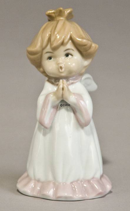 Kleiner Engel betet für viel Glück