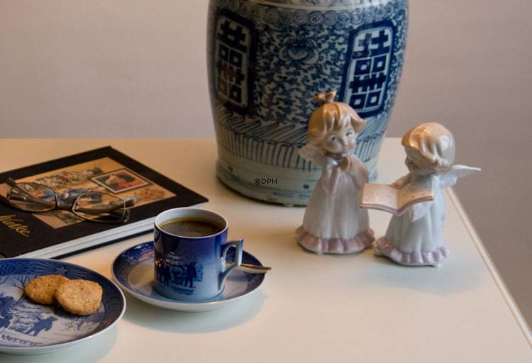 Kleiner Engel betet für viel Glück