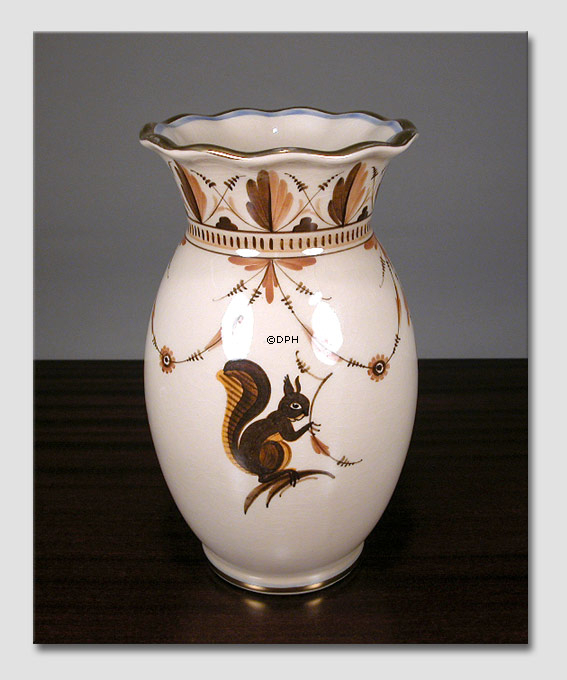 Vase mit Eichhörnchen