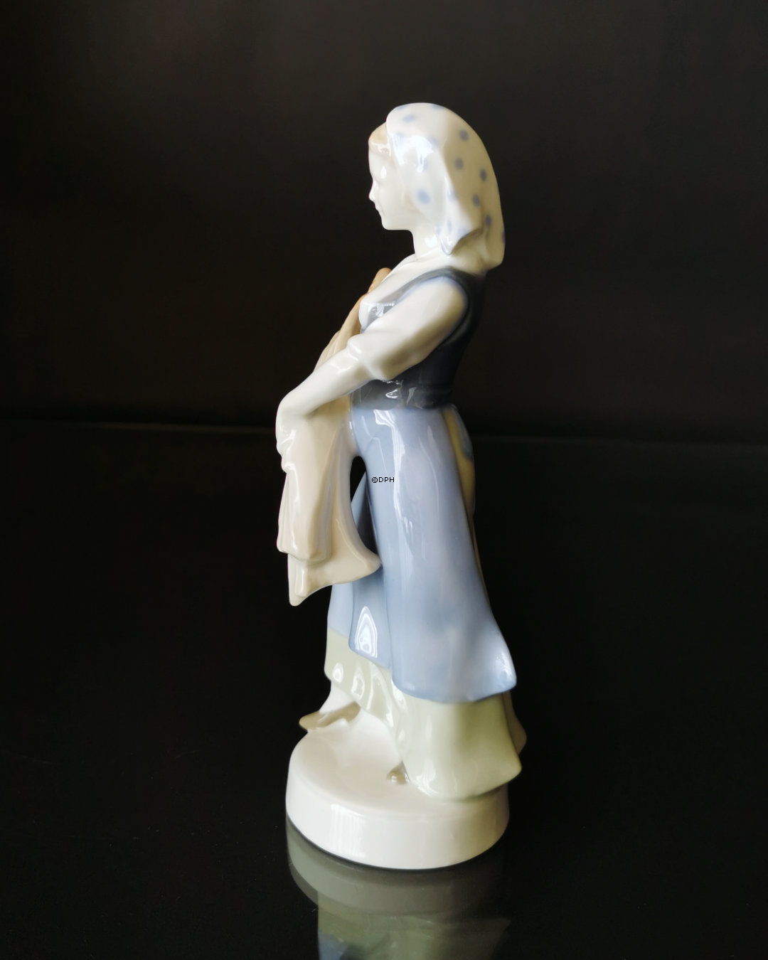 Figur von Mädchen, das mit Garbe geht