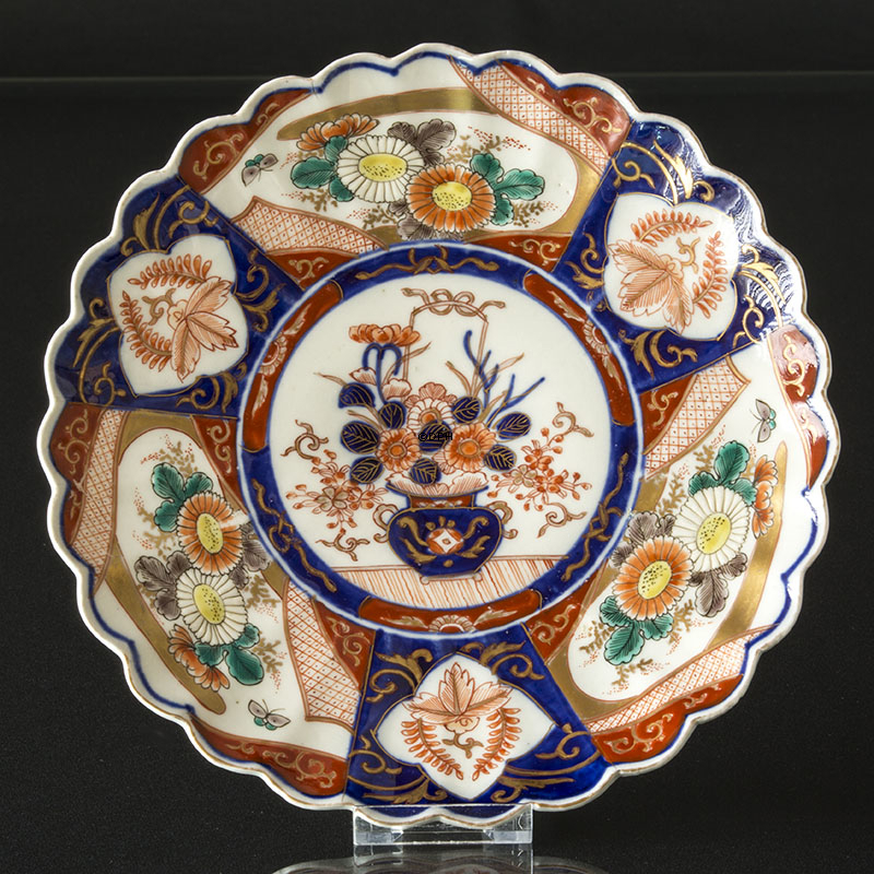 Imari Zierteller von Japan mit Blumenverzierung