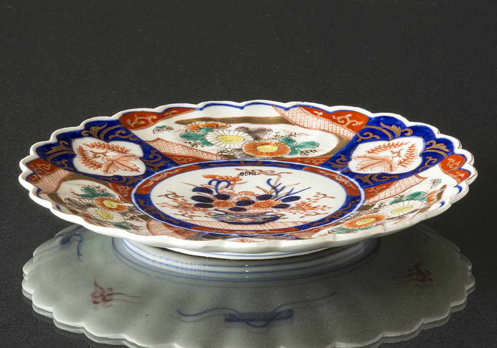 Imari Zierteller von Japan mit Blumenverzierung