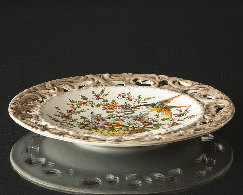 Bassano Zierteller mit durchbrochenem Rand, Motiv von Blumen und Vögeln