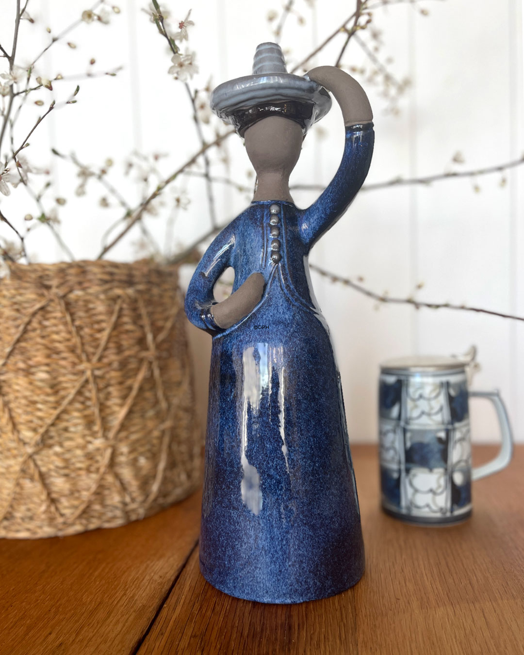 Frau mit Hut, Jie schwedische Keramik, Elsi Bourelius