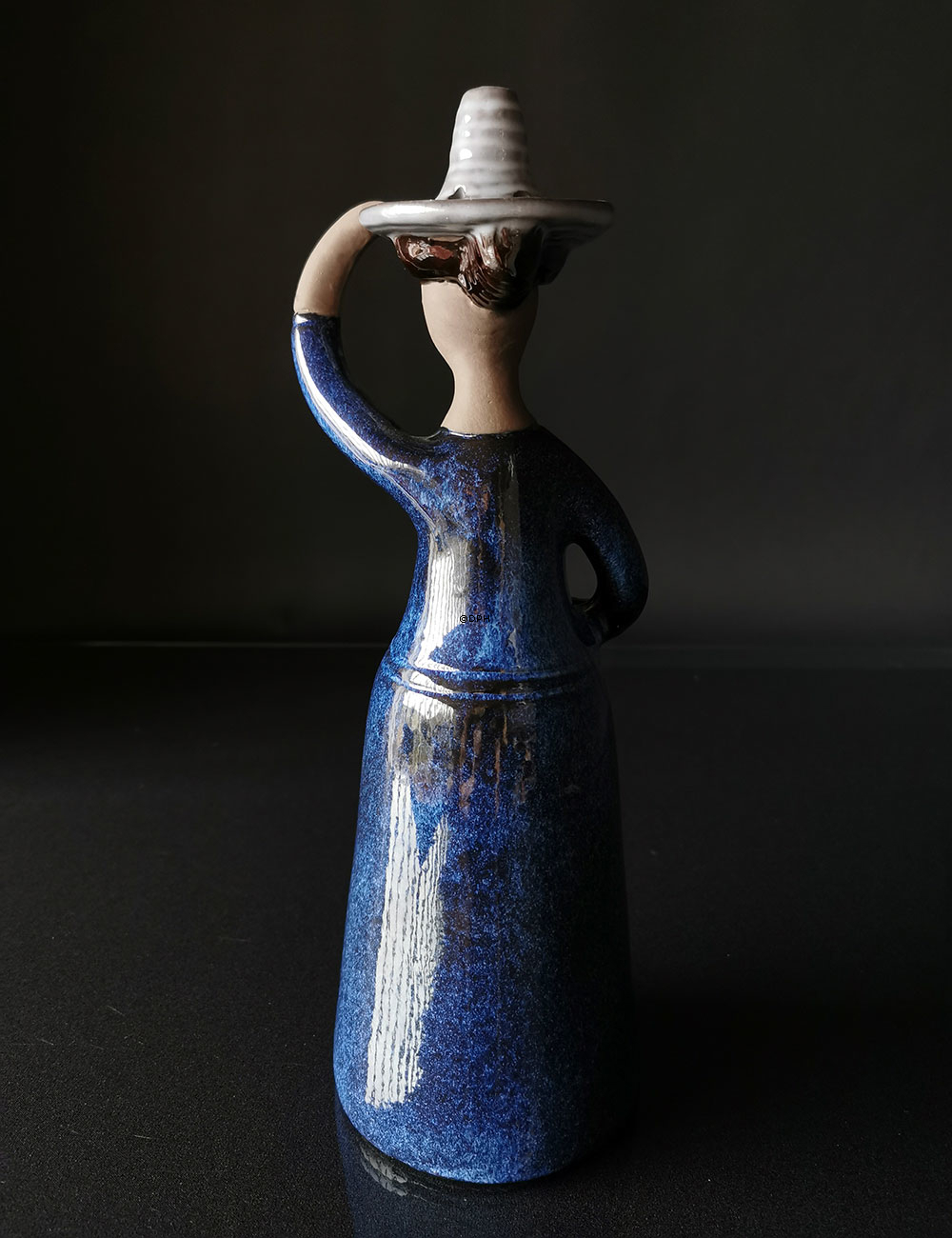 Frau mit Hut, Jie schwedische Keramik, Elsi Bourelius