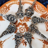 Silberne Teelöffel mit verschiedene Blumendekoration, 8 Stück
