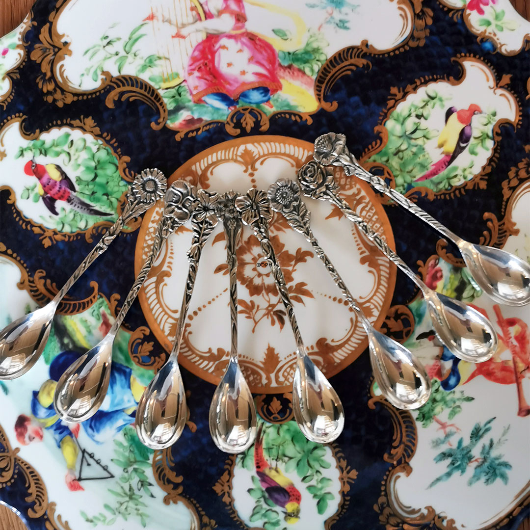Silberne Teelöffel mit verschiedene Blumendekoration, 8 Stück