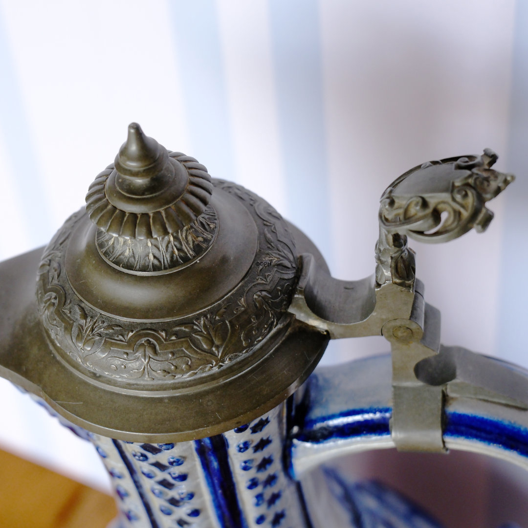 Antike Kanne mit Deckel, möglicherweise Westerwald, am Boden mit 242 markiert