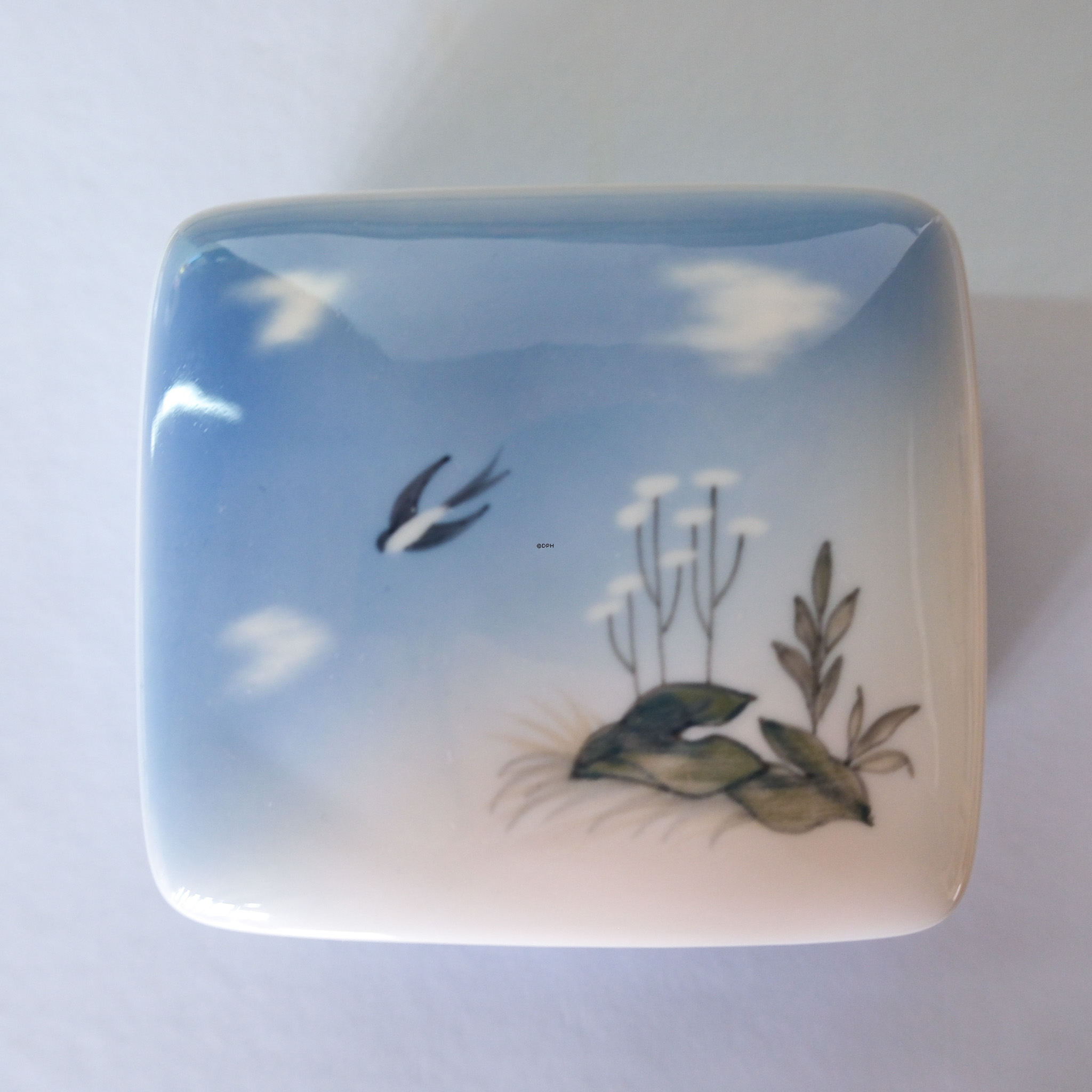 Lyngby Bonbonniere mit Schwalbe und Blumen