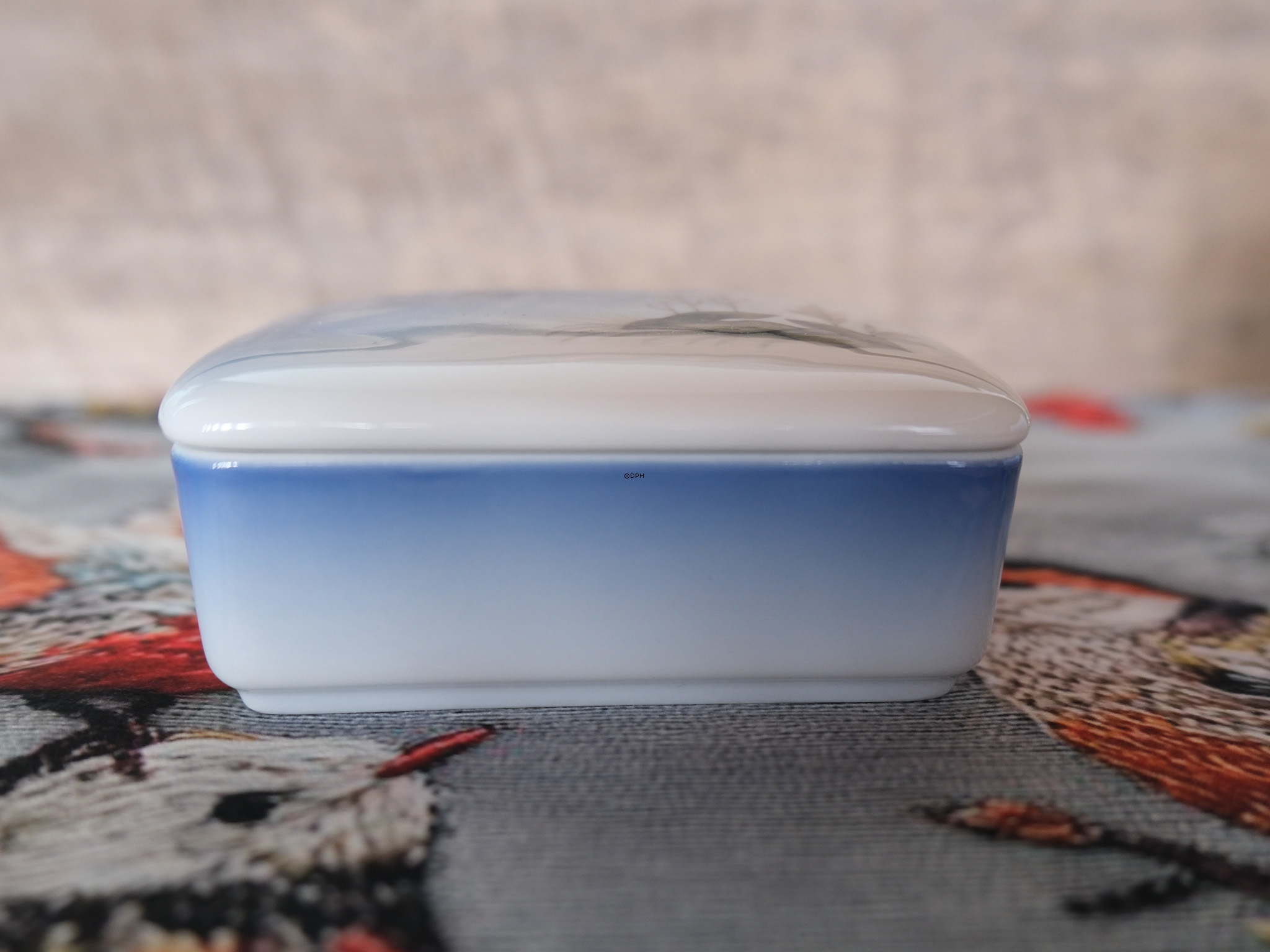 Lyngby Bonbonniere mit Schwalbe und Blumen