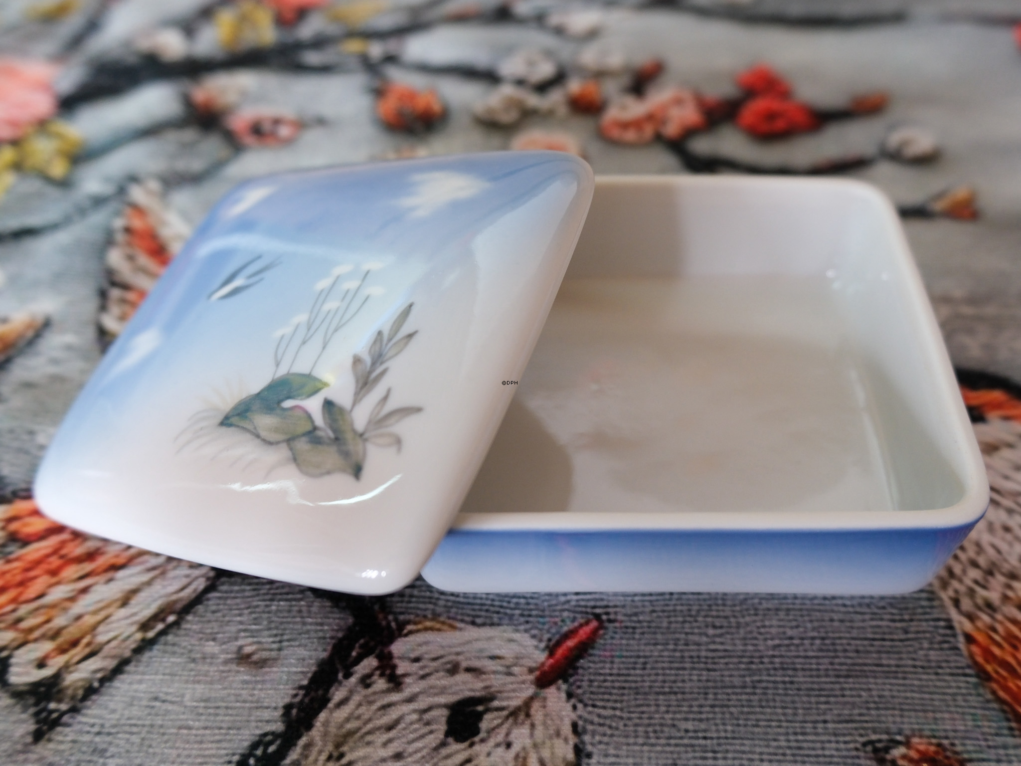 Lyngby Bonbonniere mit Schwalbe und Blumen