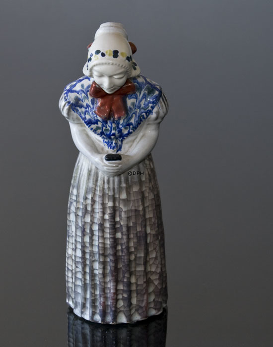 Frau mit Gesangbuch, Nr. 4418-2, Keramik, Michael Andersen & Søn