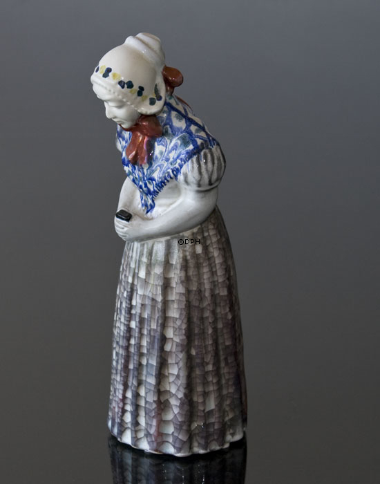 Frau mit Gesangbuch, Nr. 4418-2, Keramik, Michael Andersen & Søn