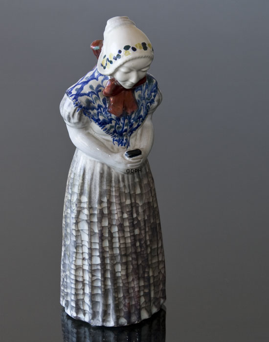 Frau mit Gesangbuch, Nr. 4418-2, Keramik, Michael Andersen & Søn