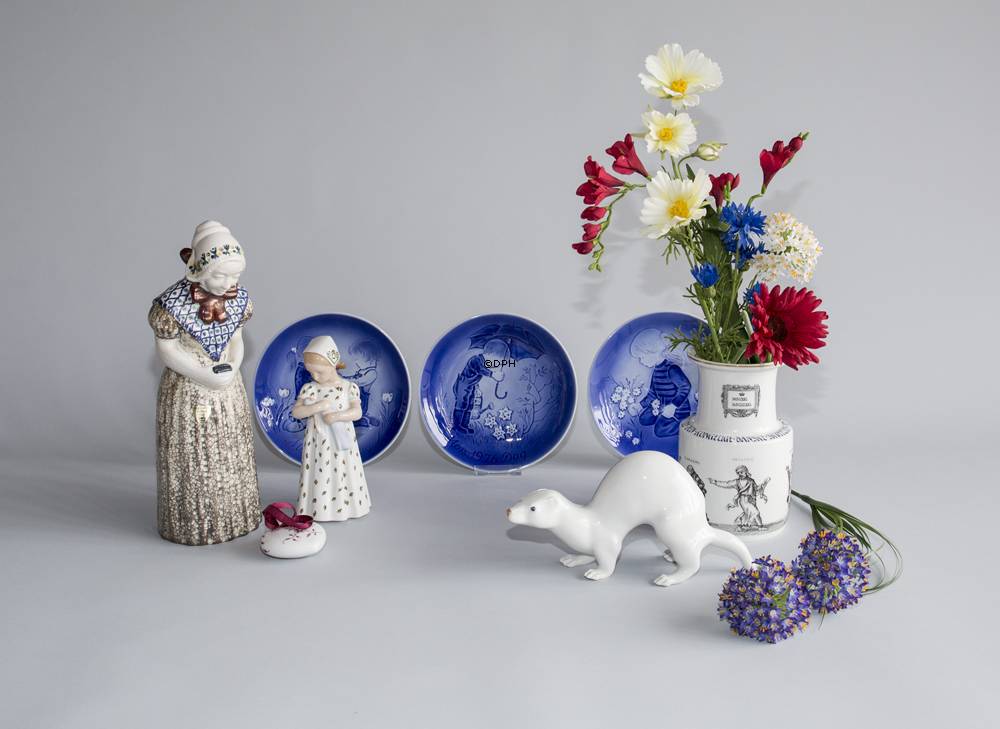 Frau mit Gesangbuch, Keramik, Nr. 4418-3, groß, Michael Andersen & Sohn