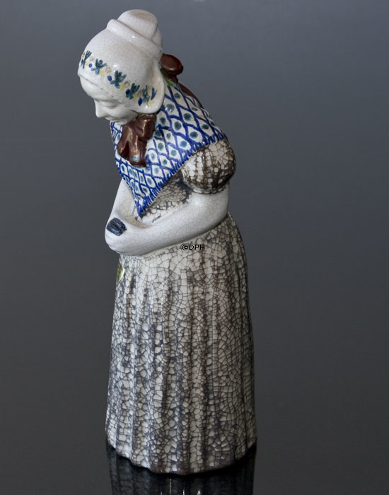 Frau mit Gesangbuch, Keramik, Nr. 4418-3, groß, Michael Andersen & Sohn