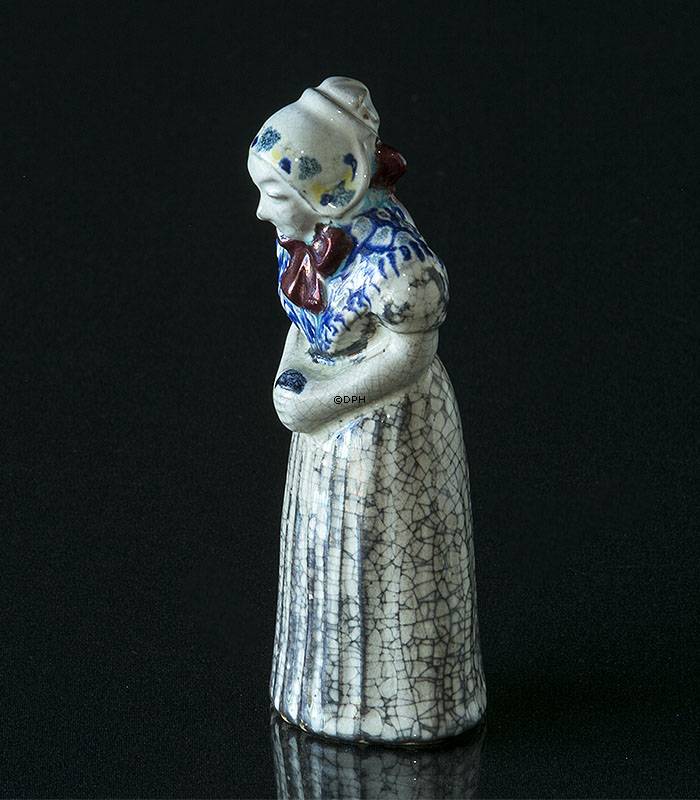 Frau mit Gesangbuch, Nr. 4418, Keramik, Michael Andersen & Søn