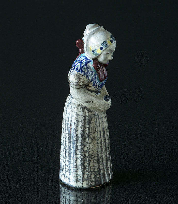 Frau mit Gesangbuch, Nr. 4418, Keramik, Michael Andersen & Søn