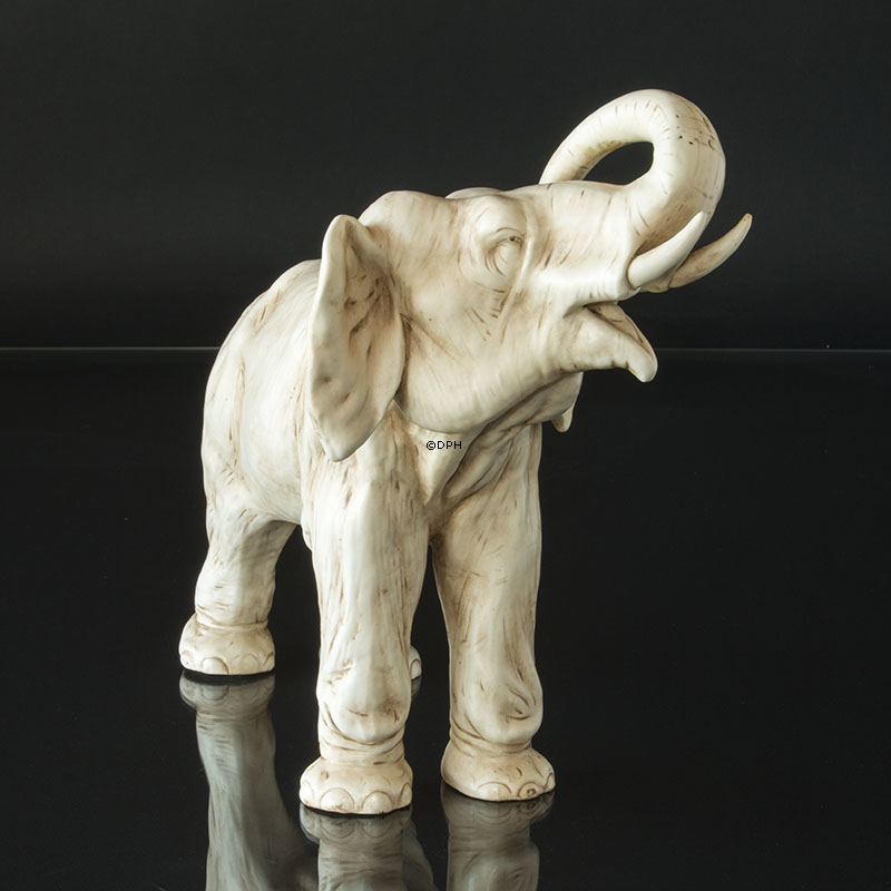 Elefant mit erhobenem Rüssel, Royal Dux Figur