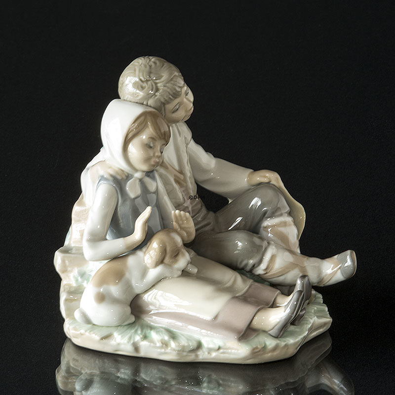 Lladro Figur, Junge und Mädchen sitzen mit Hund
