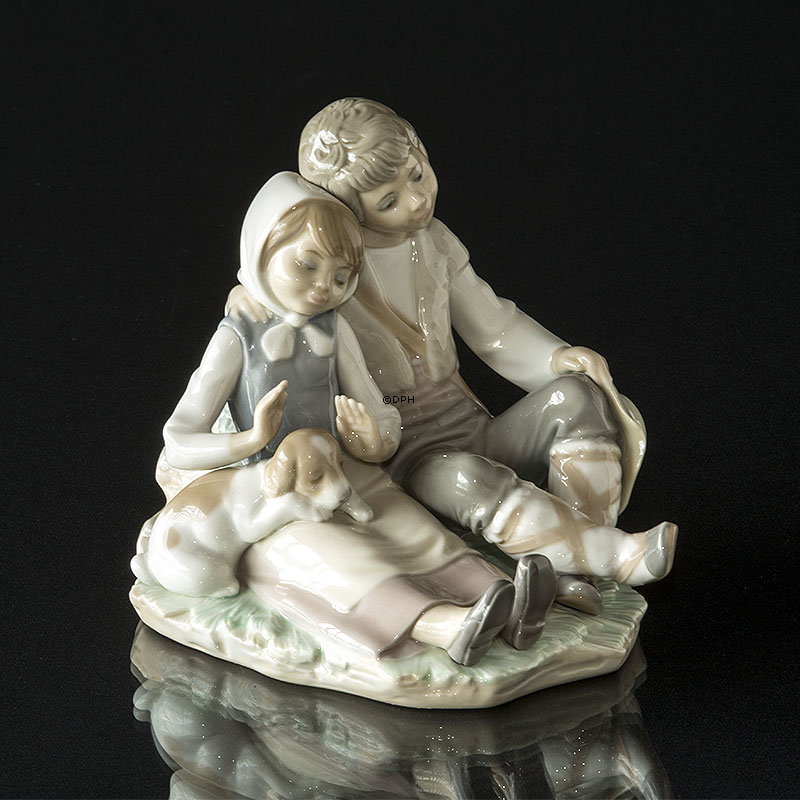 Lladro Figur, Junge und Mädchen sitzen mit Hund