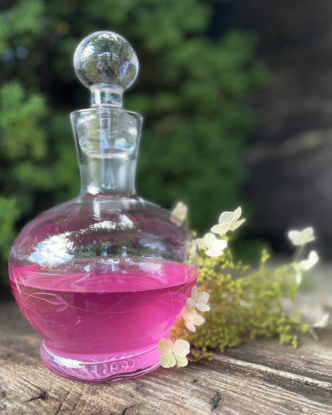 Glas Karaffe mit dezentem Muster.