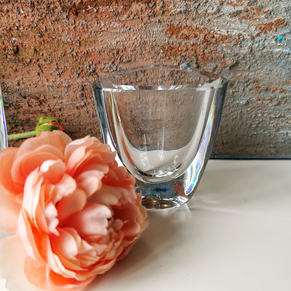 Kleine dreieckige Vase aus massivem Glas