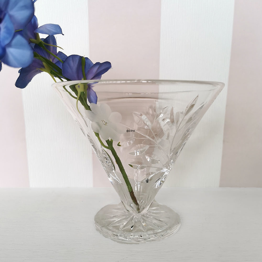 Glas Schale auf einem kleinen Fuß mit Gravuren