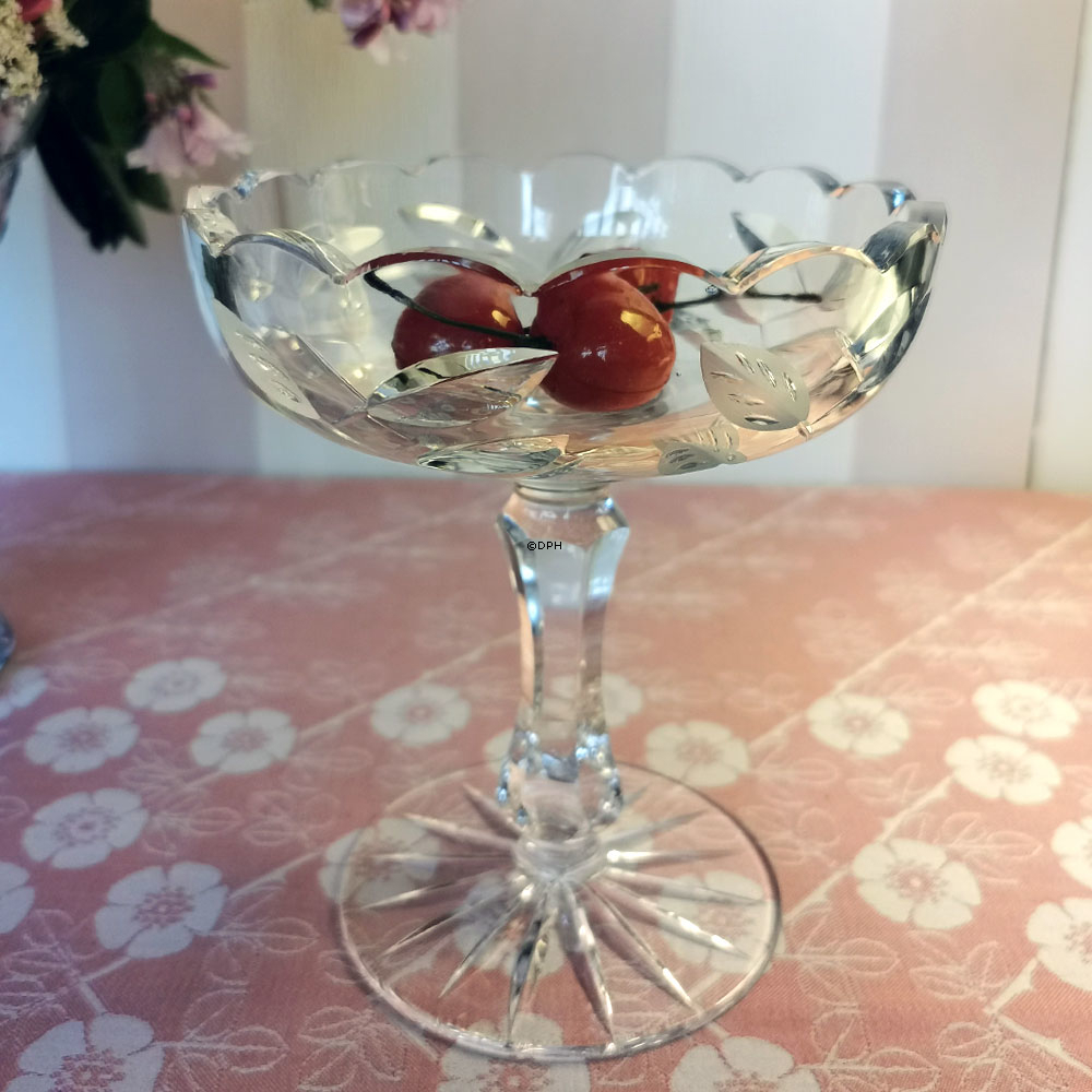 Kristallglasschale auf Fuß mit Blattmuster
