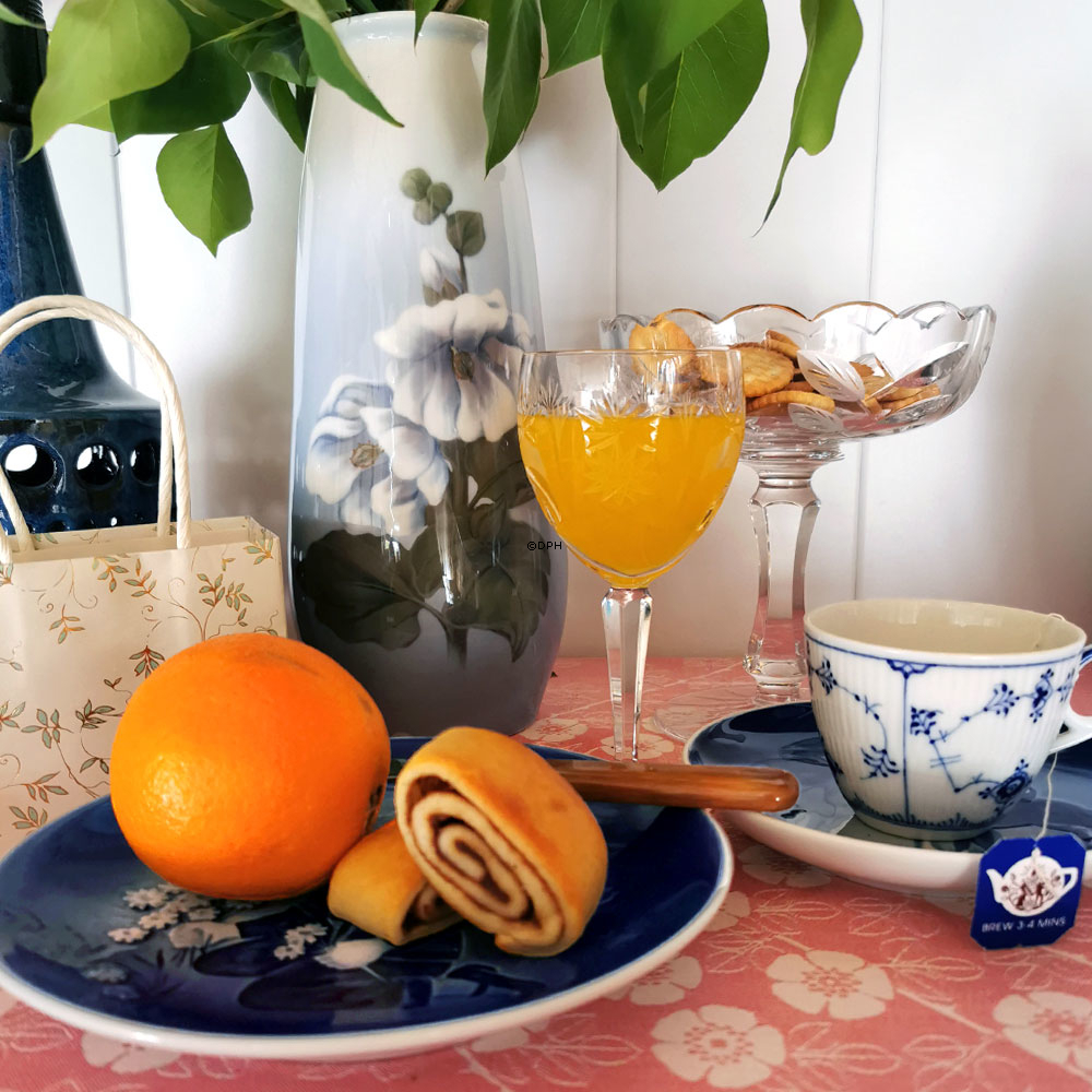 Kristallglasschale auf Fuß mit Blattmuster