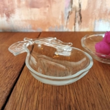 Glasschalen in Form eines Apfels und einer Birne, mit kleinen Rissen am Rand, Set aus 2 Stück