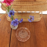 Glasschale mit Schliffen von Beeren und Blättern, aus rosafarbenem Glas