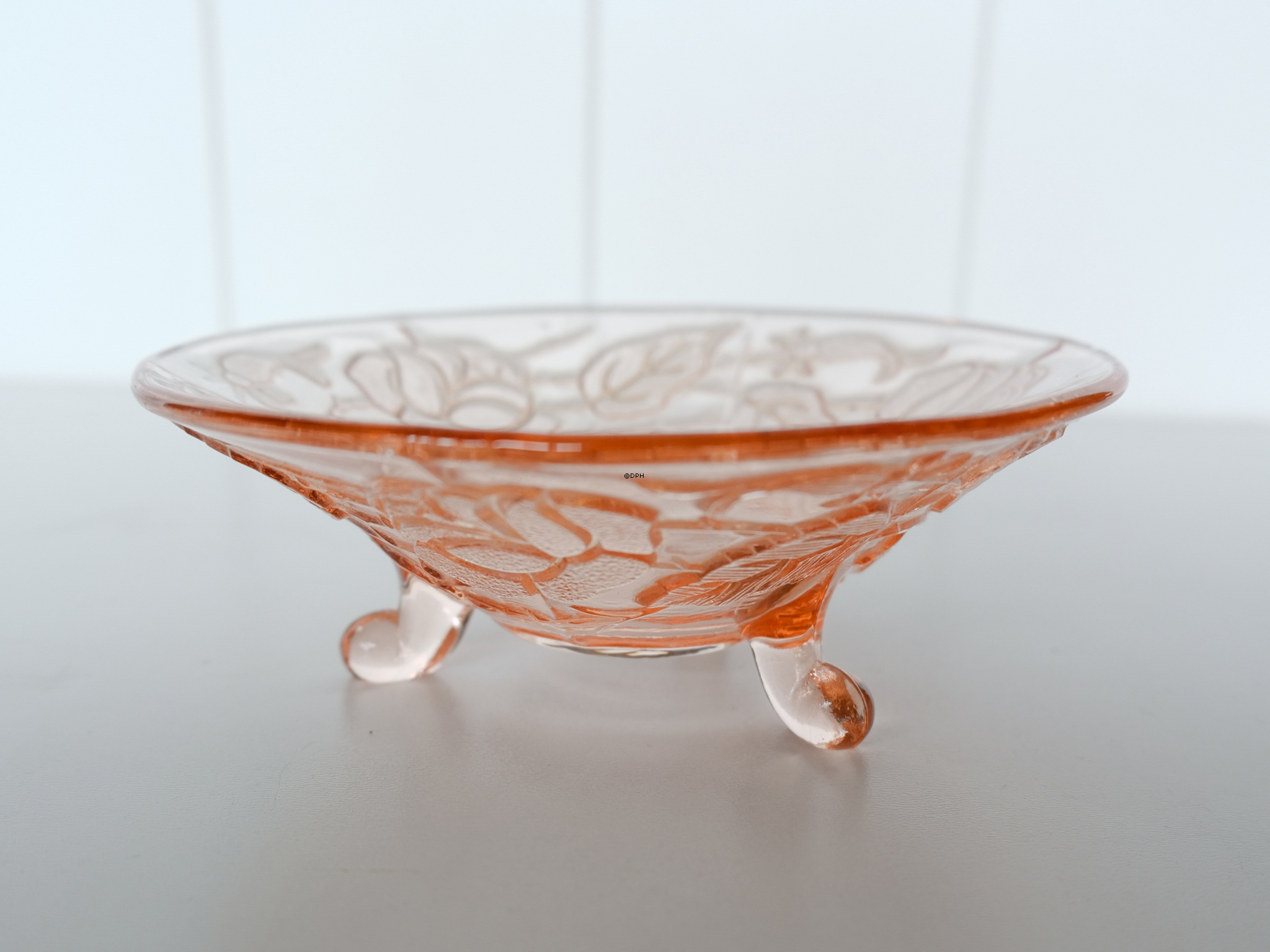 Glasschale mit Schliffen von Blumen aus rosafarbenem Glas