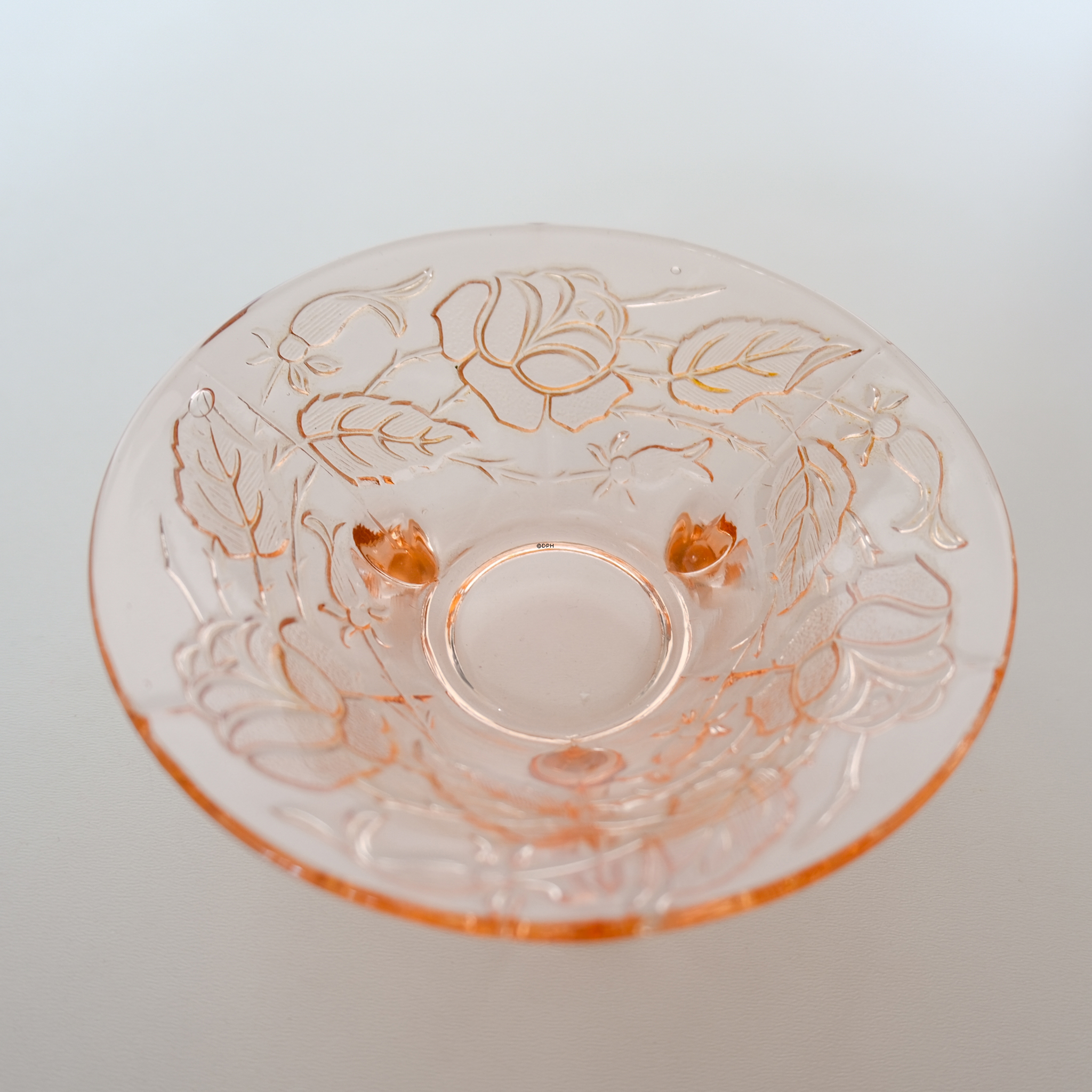 Glasschale mit Schliffen von Blumen aus rosafarbenem Glas