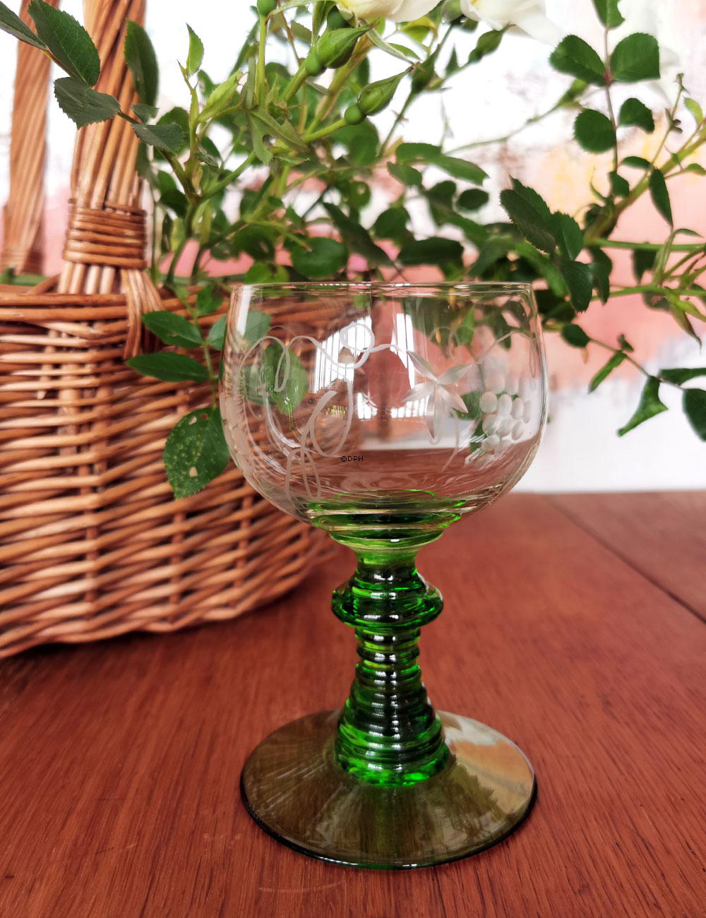 Weinglas mit Muster und grünem Stiel