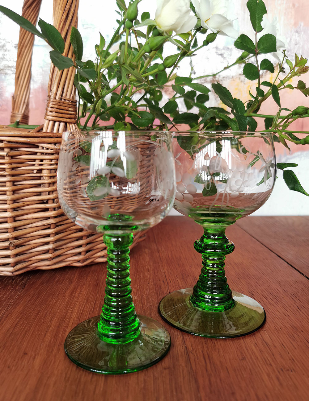 Weinglas mit Muster und grünem Stiel