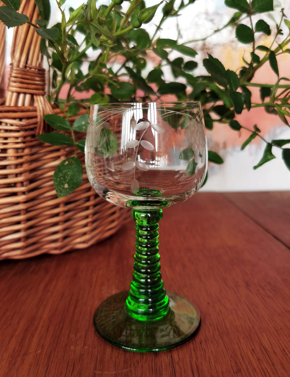 "Römerglas" mit Muster und grünem Stiel