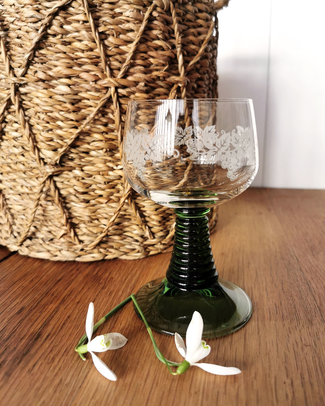 "Römerglas" mit Muster und grünem Stiel